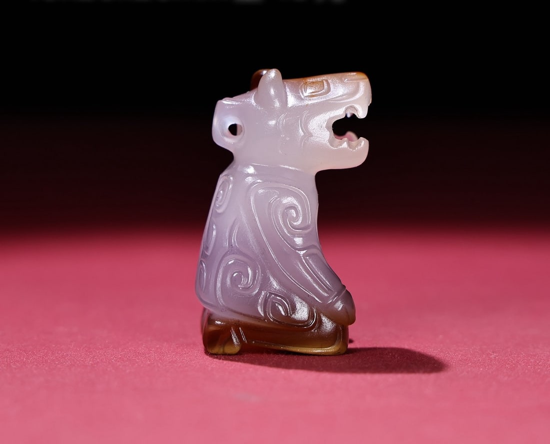 A Exquisite Agate Bear Handheld Ornament: A Exquisite Agate Bear Handheld Ornament,Qing Dynasty, China,Size:1.9inx1inx1in,Weight:48g 玛瑙熊手把件,中国清代