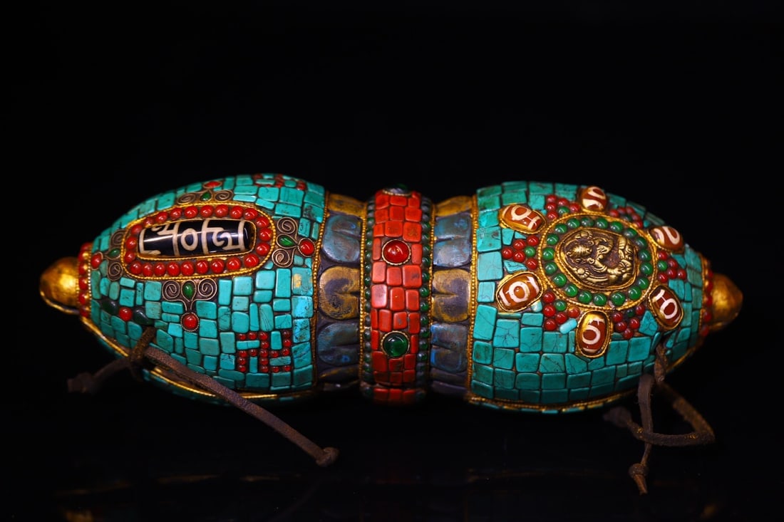 A Exquisite Bronze Dzi Bead-Inlaid Vajra: A Exquisite Bronze Dzi Bead-Inlaid Vajra,Qing Dynasty, China,Size:9.8inx3.5in,Weight:880g 铜镶嵌天珠金刚杵,中国清代