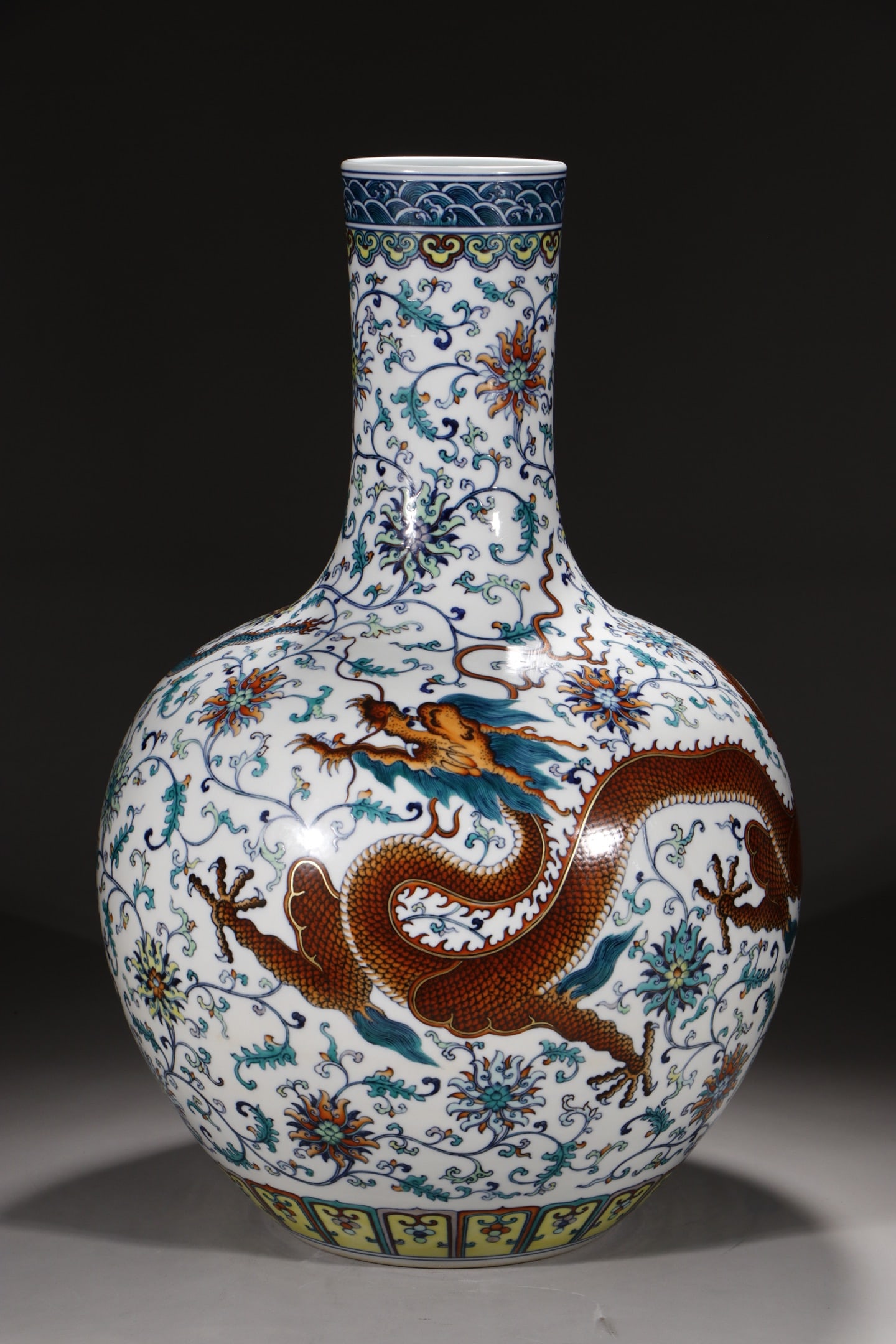 A Exquisite Doucai Dragon Pattern Vase: A Exquisite Doucai Dragon Pattern Vase,Qing Dynasty, China,Size:24.8in 斗彩龙纹瓶,中国清代