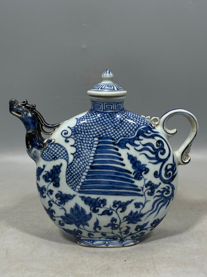 A Blue and White Phoenix Pattern Vase (1 of 7)