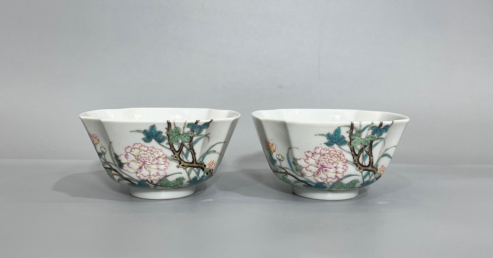 A pair of Exquisite Famille-Rose Flower Pattern Bowl: A pair of Exquisite Famille-Rose Flower Pattern Bowl,Qing Dynasty, China,Qianlong Six-character Mark,Size:4.3inx2.2in 