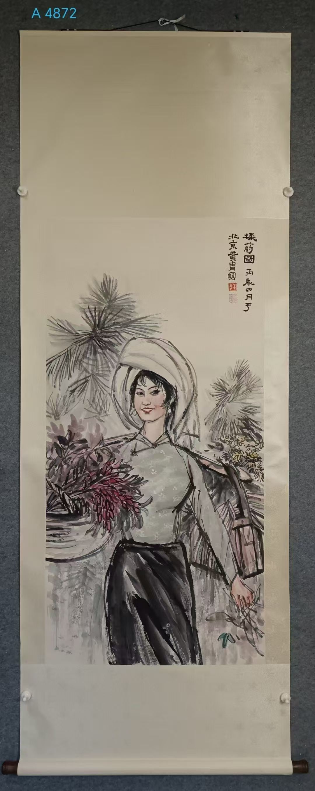A Chinese Vertical Scroll Ink Painting of Figures on Paper: A Chinese Vertical Scroll Ink Painting of Figures on Paper,Modern Time of China,Huang Zhou,without frame size:26.8inx53.9in 
