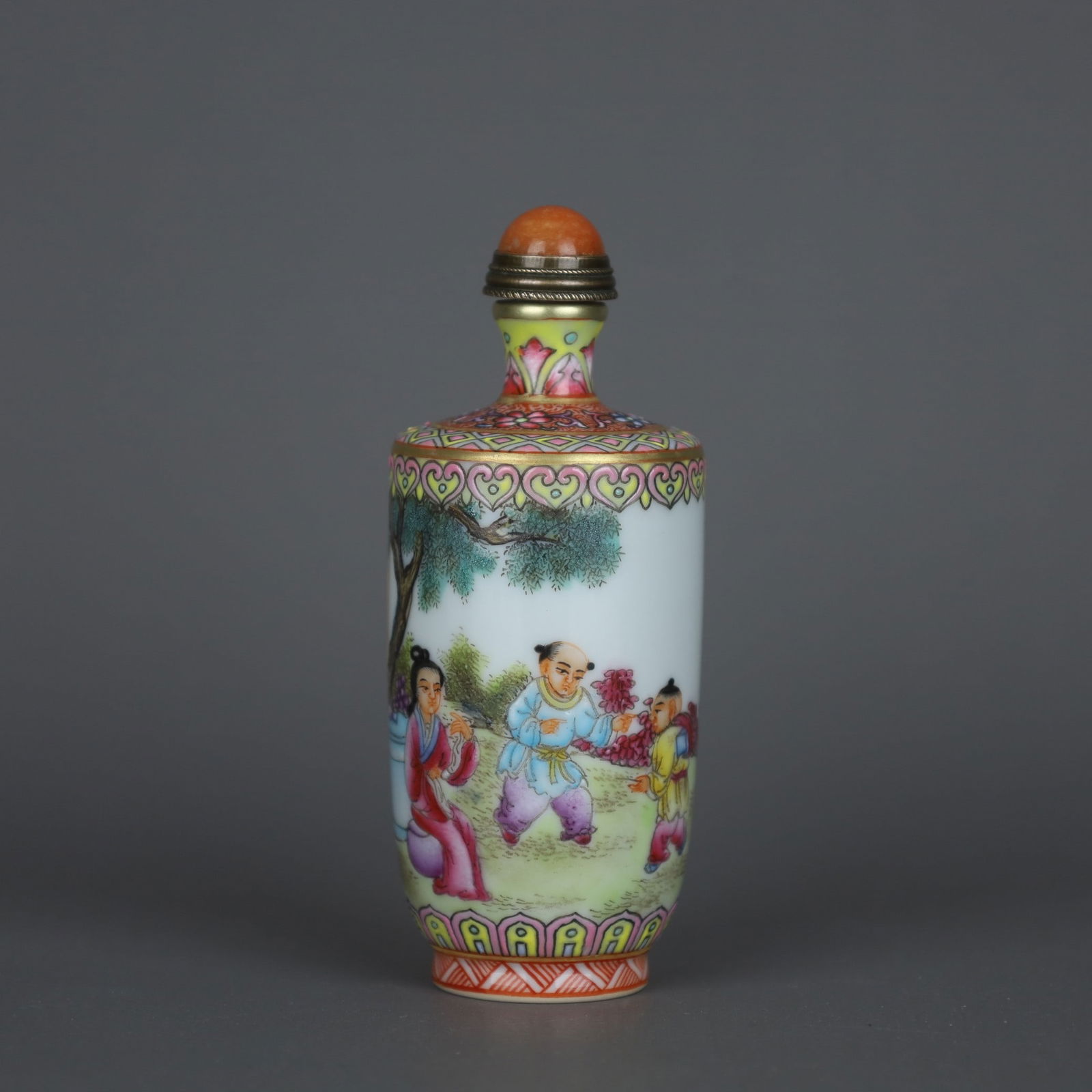 A Exquisite Famille-Rose Figures Pattern Snuff Bottle (1 of 9)