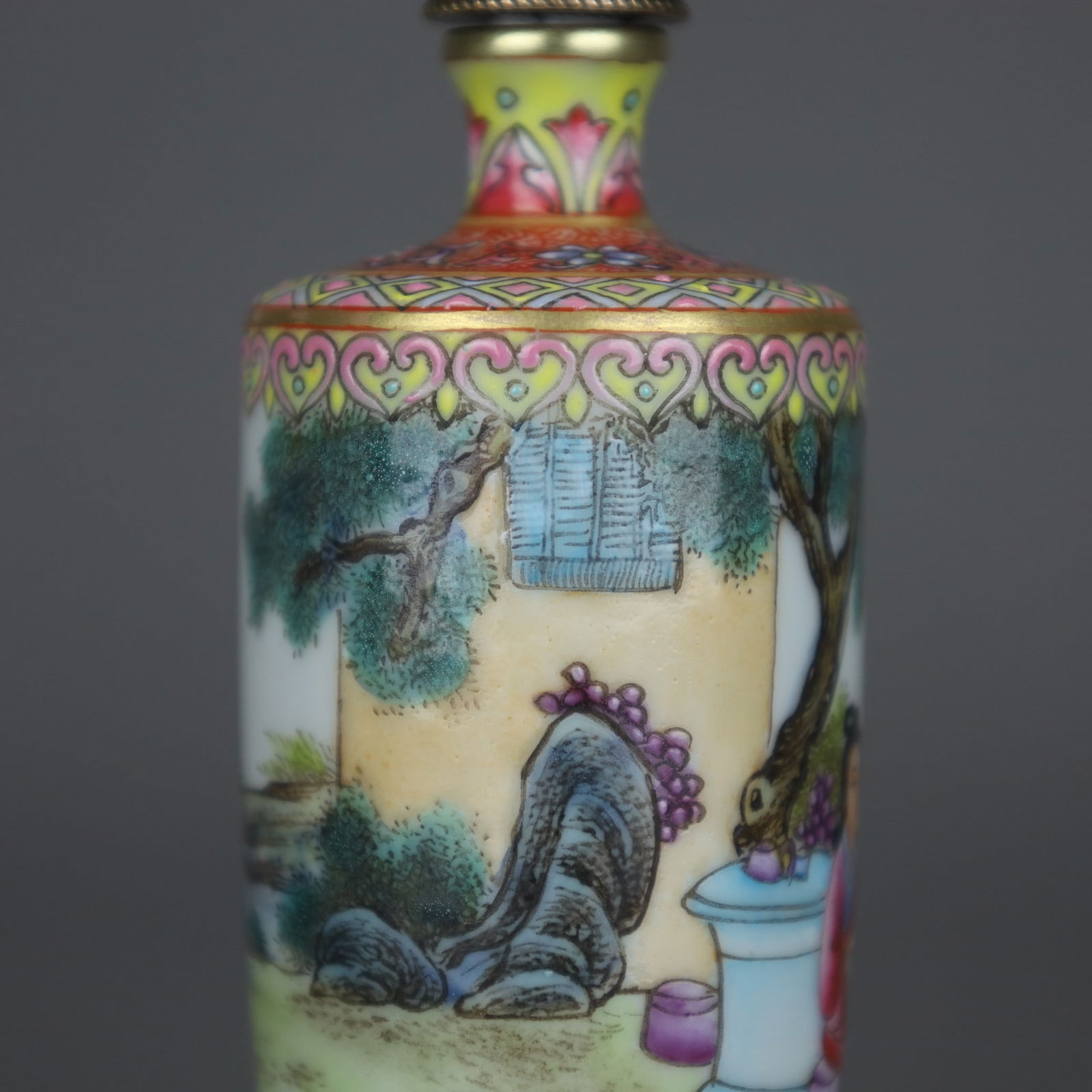 A Exquisite Famille-Rose Figures Pattern Snuff Bottle - 7