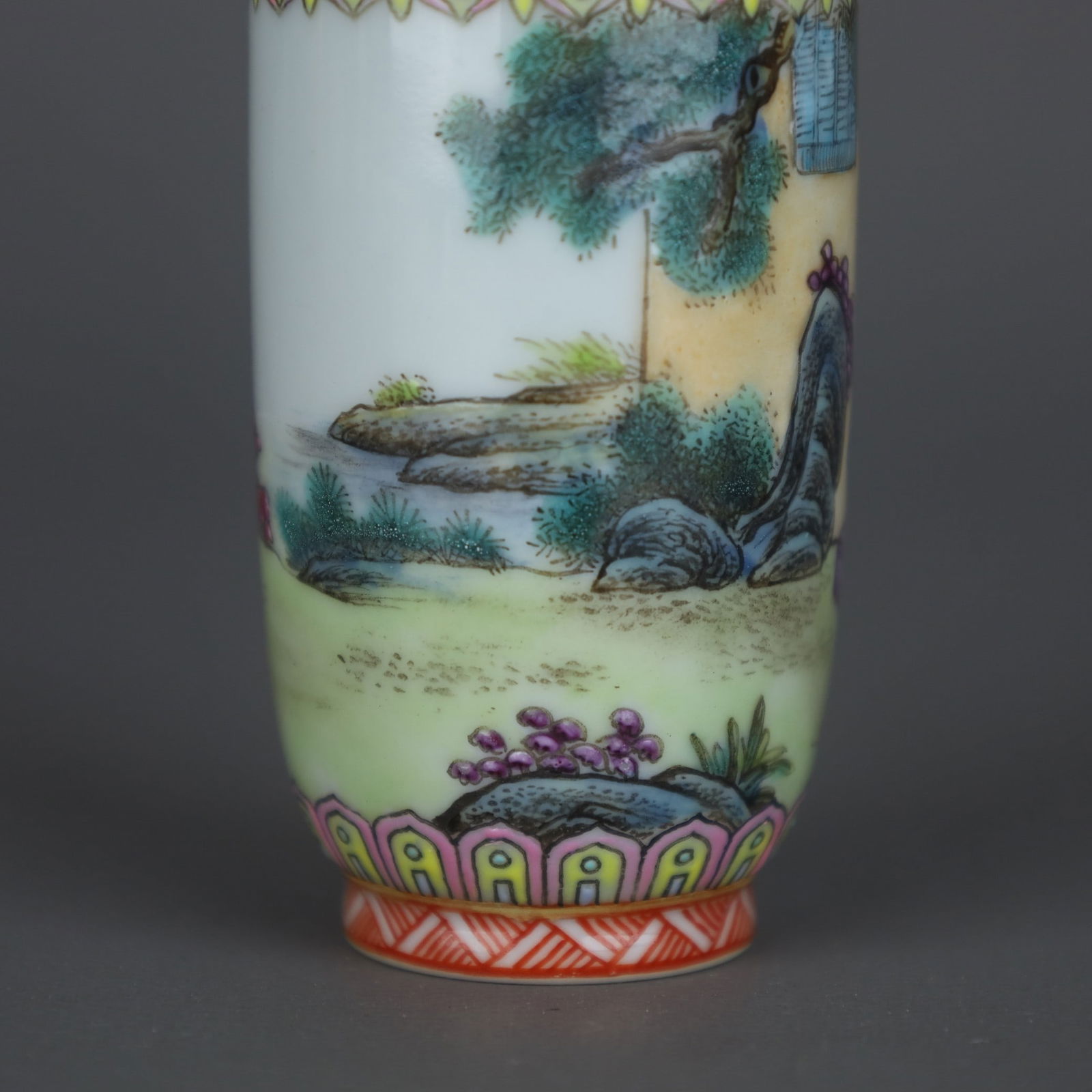 A Exquisite Famille-Rose Figures Pattern Snuff Bottle - 8