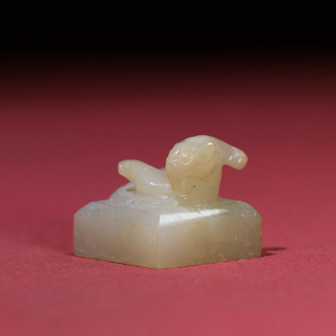 A Exquisite Hetian Jade Auspicious Beast Seal: A Exquisite Hetian Jade Auspicious Beast Seal,Han Dynasty, China,Size:1inx0.9in,Weight:25g 和田玉瑞兽印章,中国汉代