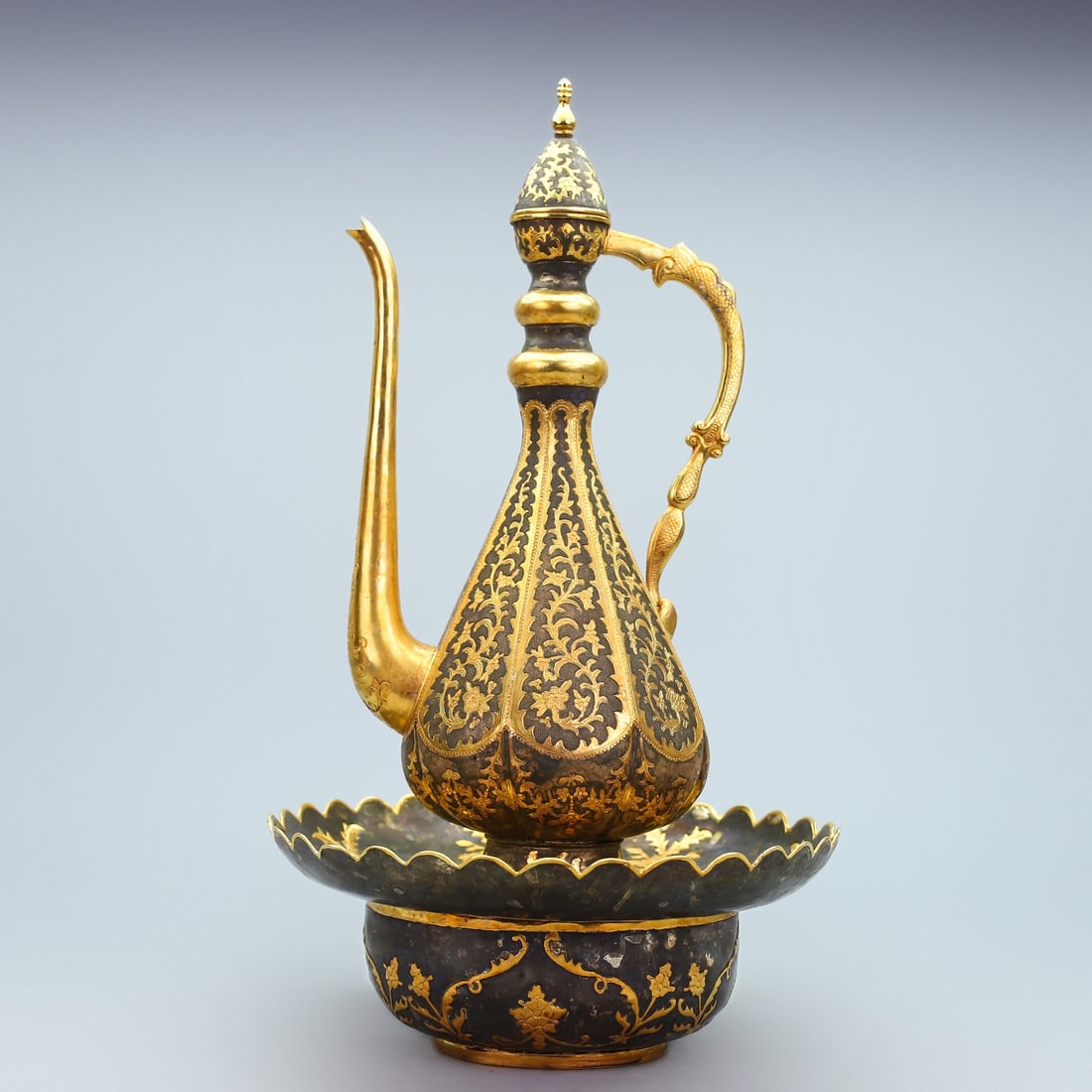 A Exquisite Bronze Gilt Flower Pattern Ewer: A Exquisite Bronze Gilt Flower Pattern Ewer,Tang Dynasty, China,Zhenguan Four-character Mark,Size:17.7inx9.6in,Weight:2040g 铜鎏金花卉纹壶,中国