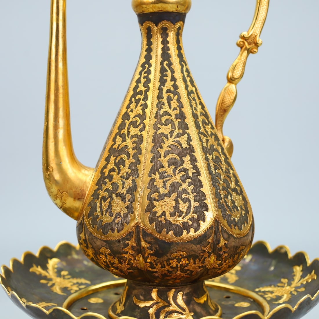 A Exquisite Bronze Gilt Flower Pattern Ewer - 9