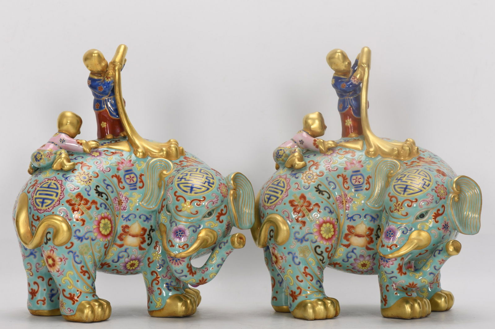 A Pair of Exquisite Famille-Rose Gilt Elephant Ornament (1 of 9)