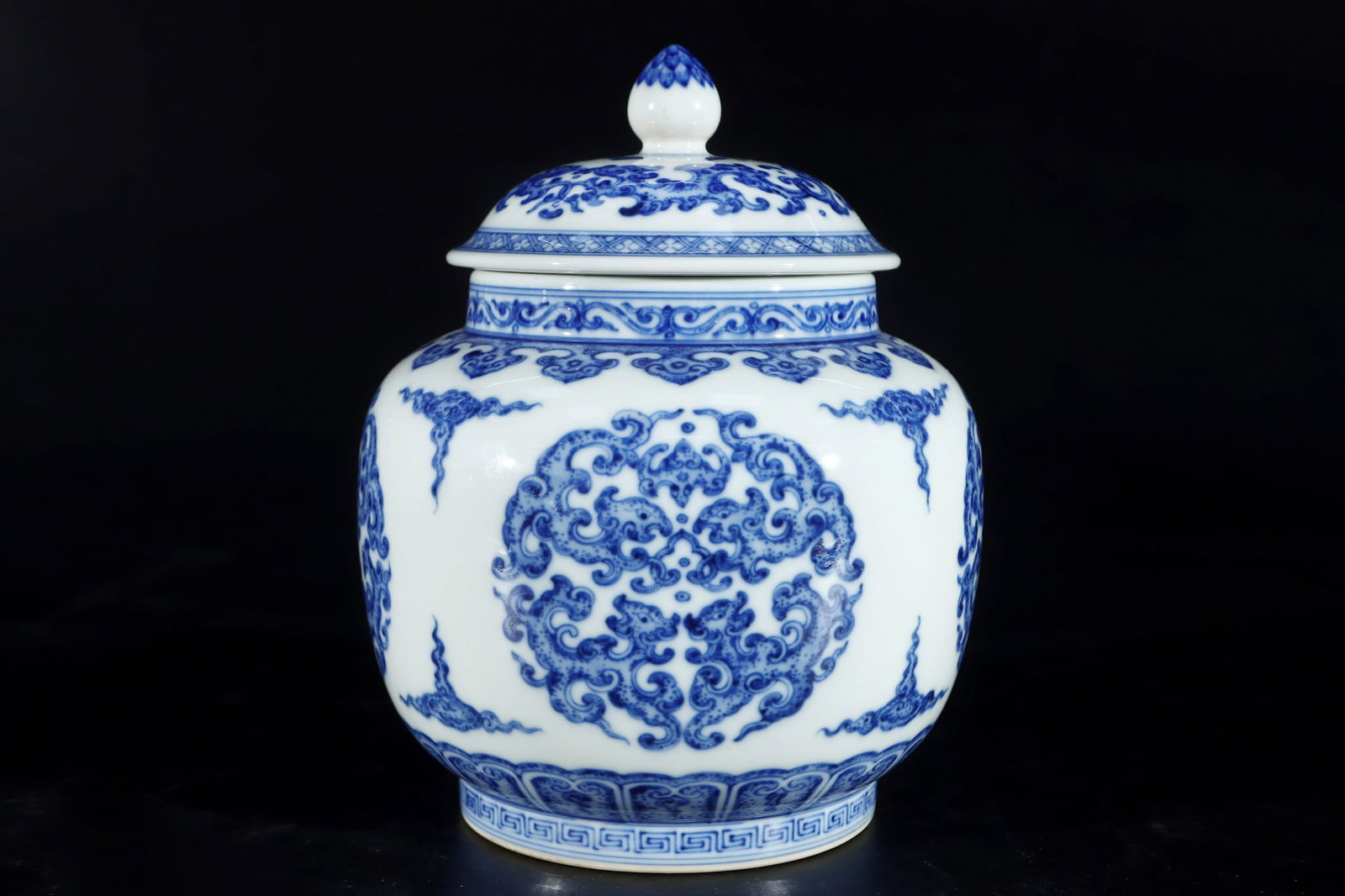 A Exquisite Blue and White Dragon Pattern Jar: A Exquisite Blue and White Dragon Pattern Jar,Qing Dynasty, China,Qianlong Six-character Mark,Size:7.9inx5.9in 