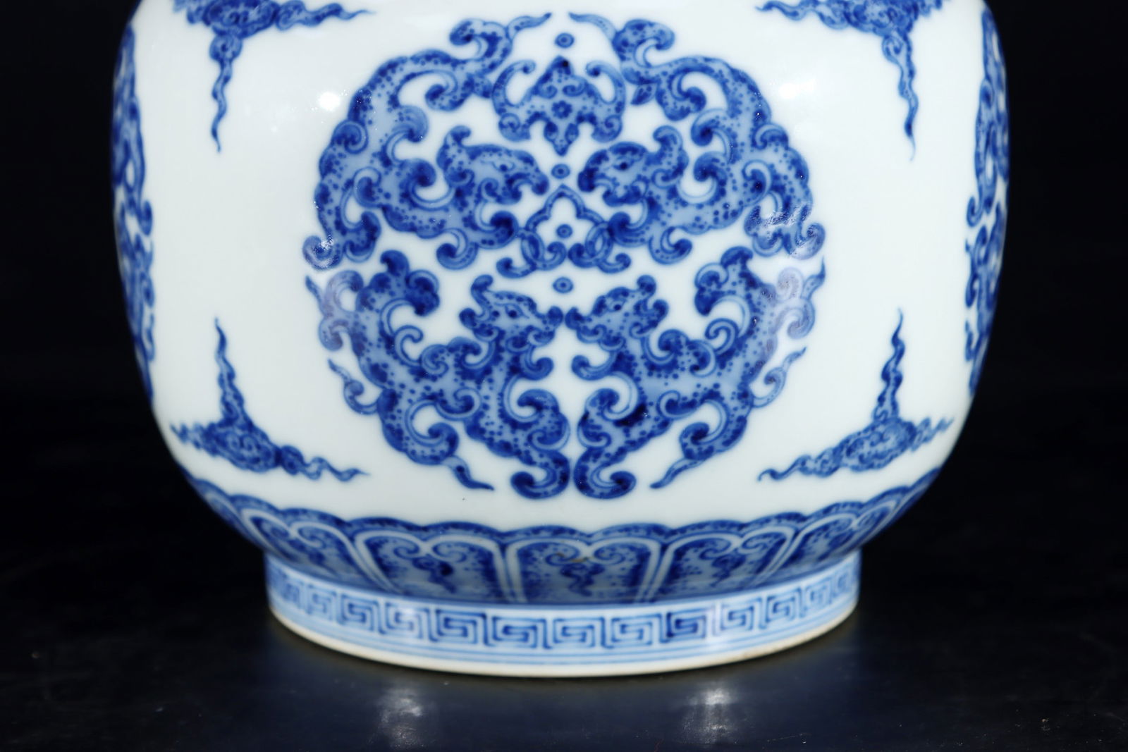A Exquisite Blue and White Dragon Pattern Jar - 2