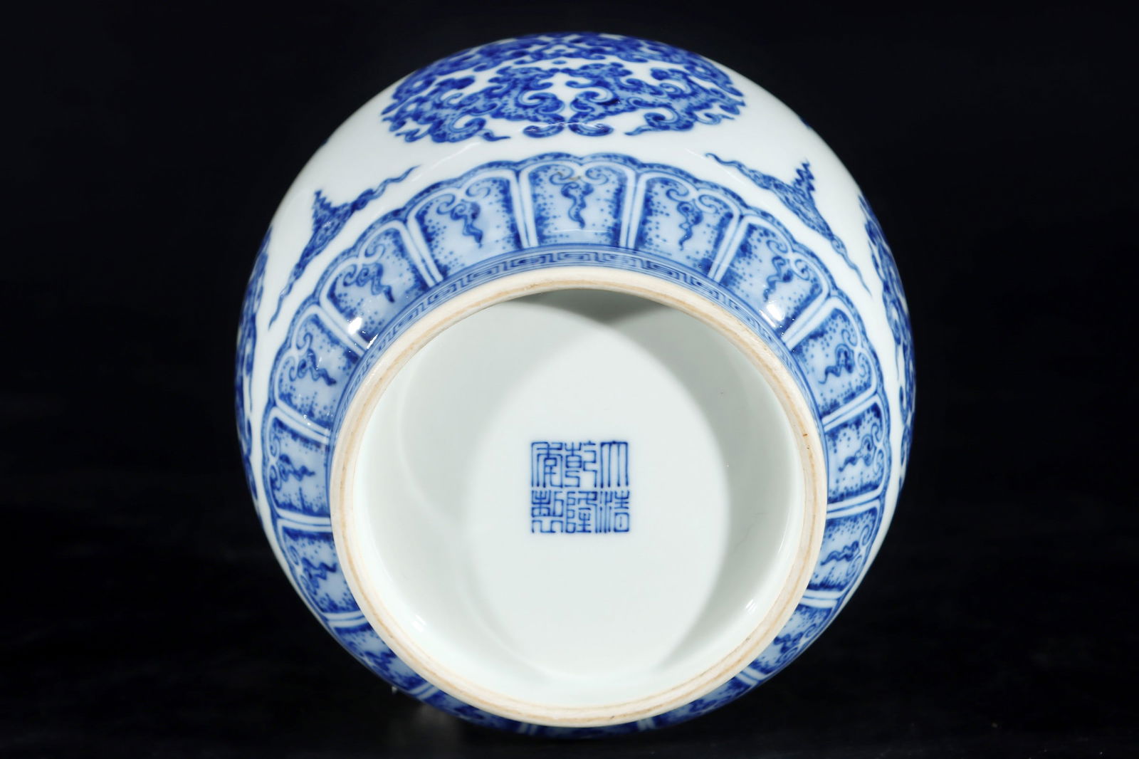 A Exquisite Blue and White Dragon Pattern Jar - 8