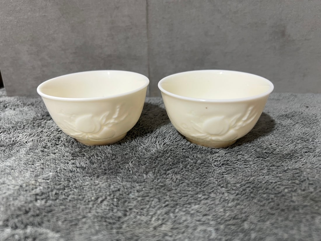 A pair of Exquisite Blan De Chine Peach Pattern Cup: A pair of Exquisite Blan De Chine Peach Pattern Cup,Ming Dynasty, China,Size:1.6inx2.6in 一对德化瓷桃纹杯,中国明代