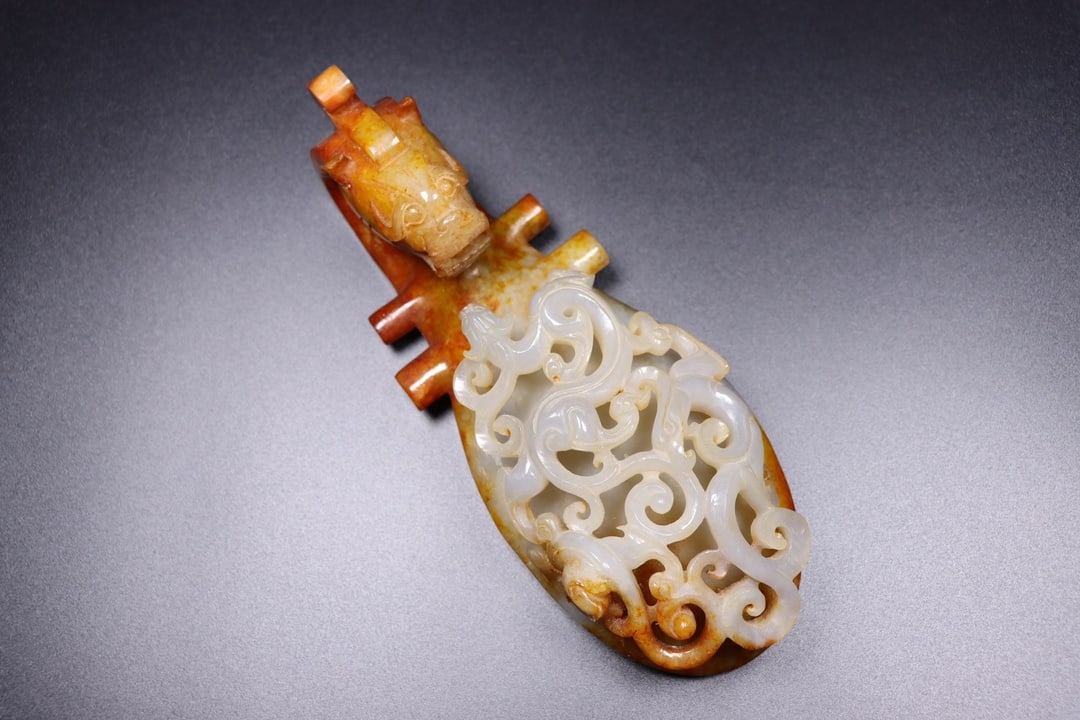 A Exquisite Hetian Jade Dragon Ornament: A Exquisite Hetian Jade Dragon Ornament,Han Dynasty, China,Size:7.9inx3.1inx2.2in,Weight:610g 和田玉龙勾,中国汉代