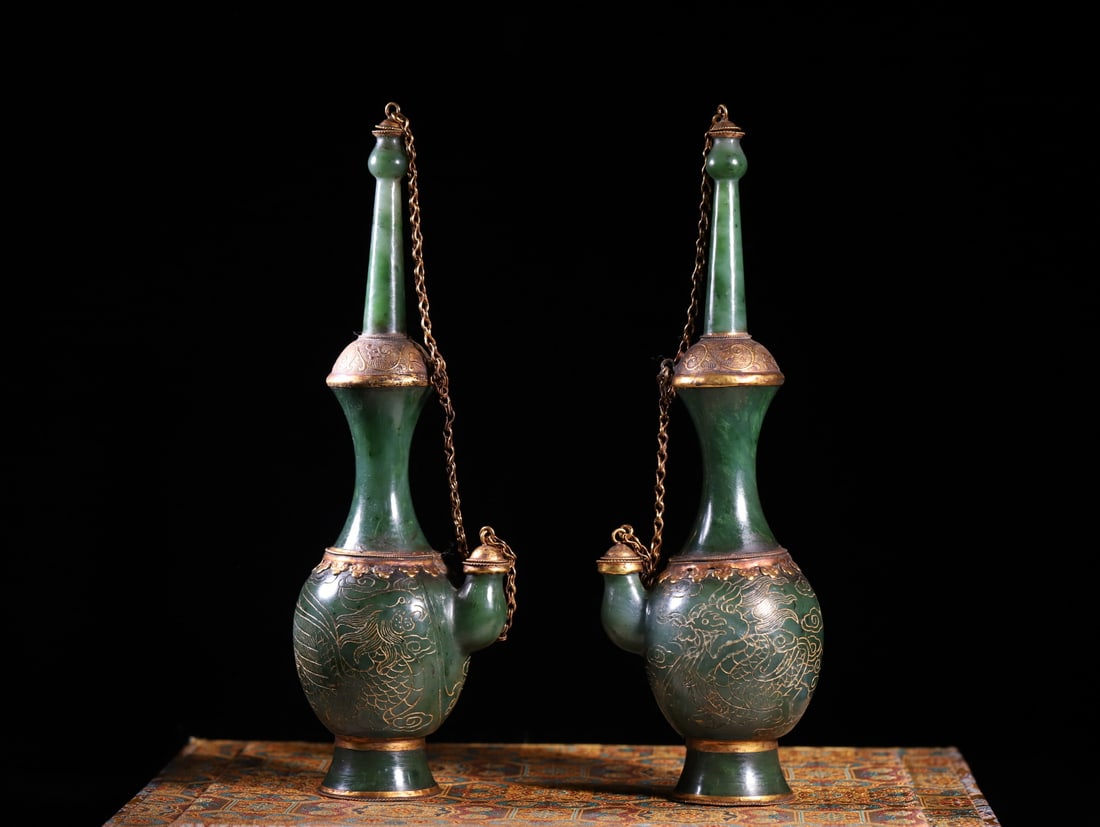 A pair of Exquisite Hetian Jasper Gilt Dragon Pattern Wine Pot: A pair of Exquisite Hetian Jasper Gilt Dragon Pattern Wine Pot,Qing Dynasty,China,Size:8.9inx2.9inx2.4in 一对和田玉碧玉鎏金龙纹酒
