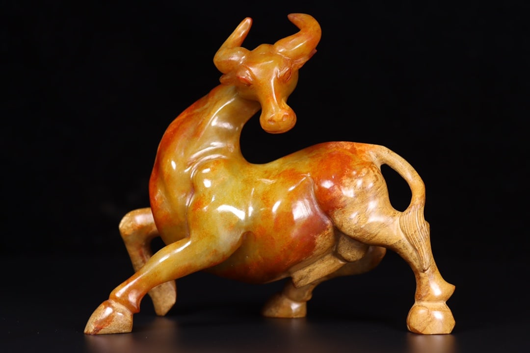 A Exquisite Hetian Jade Buffalo Ornament: A Exquisite Hetian Jade Buffalo Ornament,Han Dynasty, China,Size:6.3inx3inx5.5in,Weight:835g 和田玉牛摆件,中国汉代