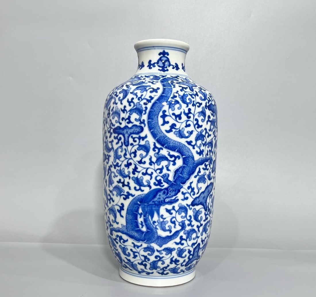A Exquisite Blue and White Dragon Pattern Vase: A Exquisite Blue and White Dragon Pattern Vase,Qing Dynasty, China,Yongzheng Six-character Mark,Size:5inx10.1in 