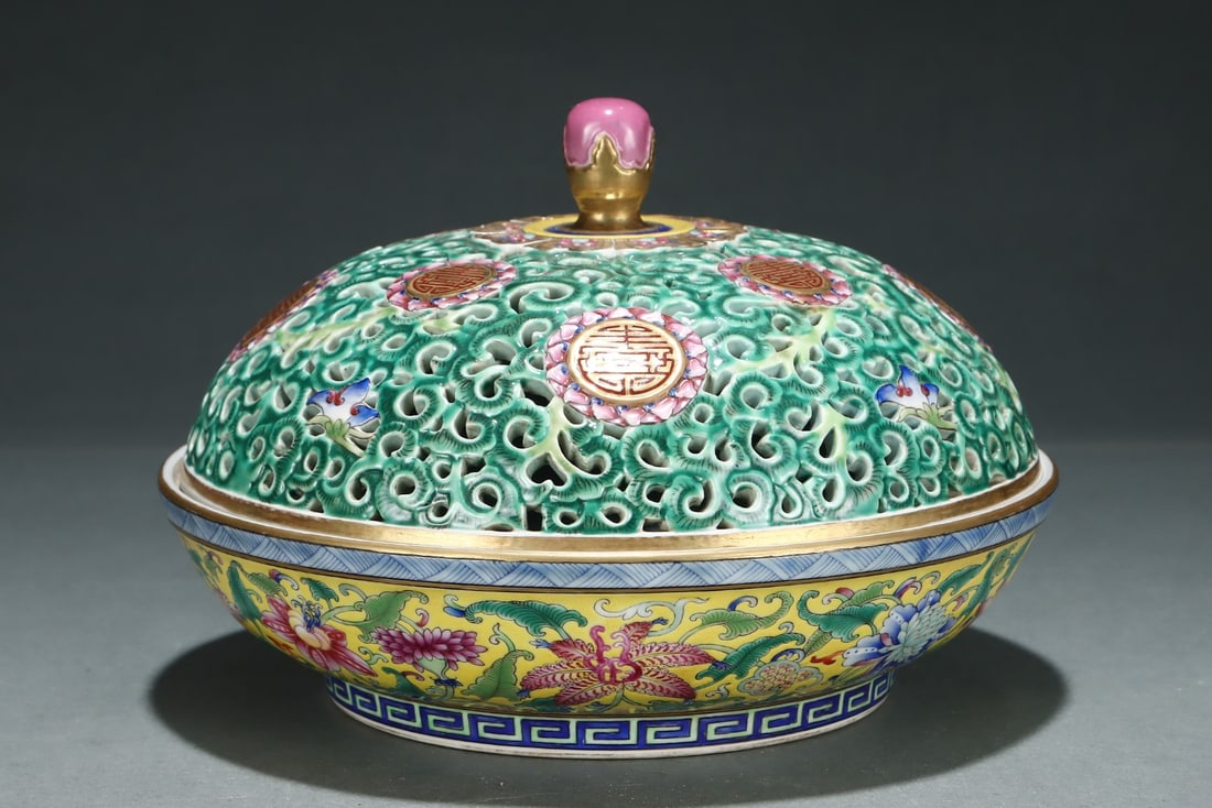 A Exquisite Enamel Flower Pattern Box - 2