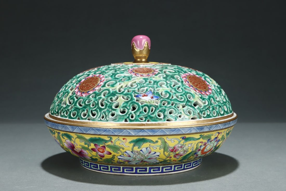 A Exquisite Enamel Flower Pattern Box - 3