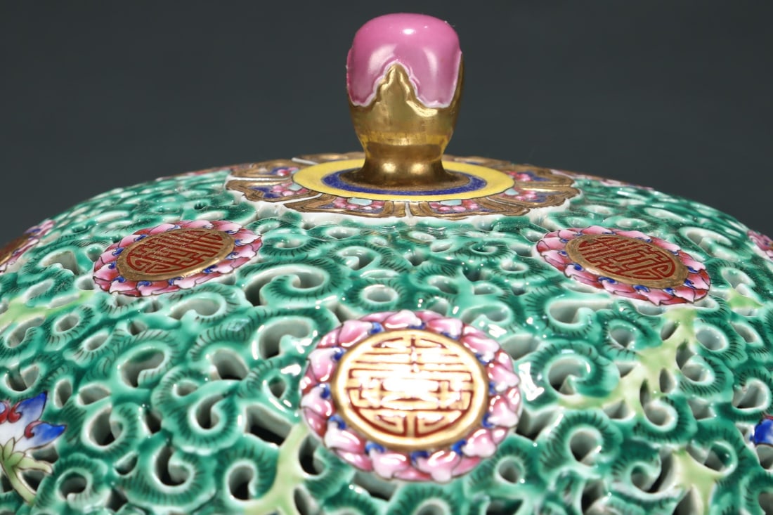 A Exquisite Enamel Flower Pattern Box - 4