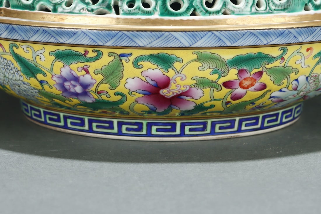 A Exquisite Enamel Flower Pattern Box - 5