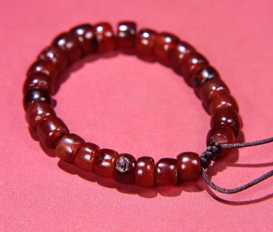 A Exquisite Agate String of Beads: A Exquisite Agate String of Beads,Ancient Time, China,Size:0.4inx0.3in,Weight:29g 玛瑙手串,远古时期