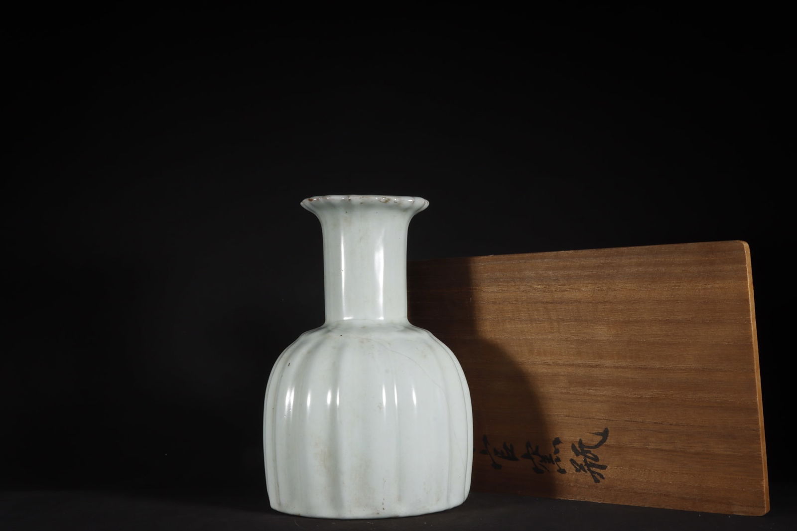 A Exquisite Guan Kiln Moon White Glazed Vase: A Exquisite Guan Kiln Moon White Glazed Vase,Song Dynasty, China,Size:9inx5.7in 官窑月白釉瓶,中国宋代
