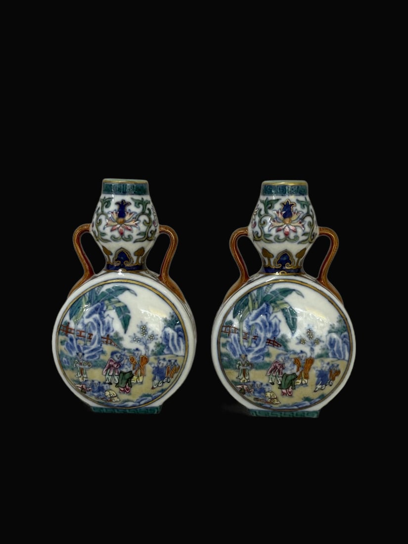 A pair of Exquisite Blue and White Doucai Figures Pattern Gourd-Shaped Vase (1 of 5)