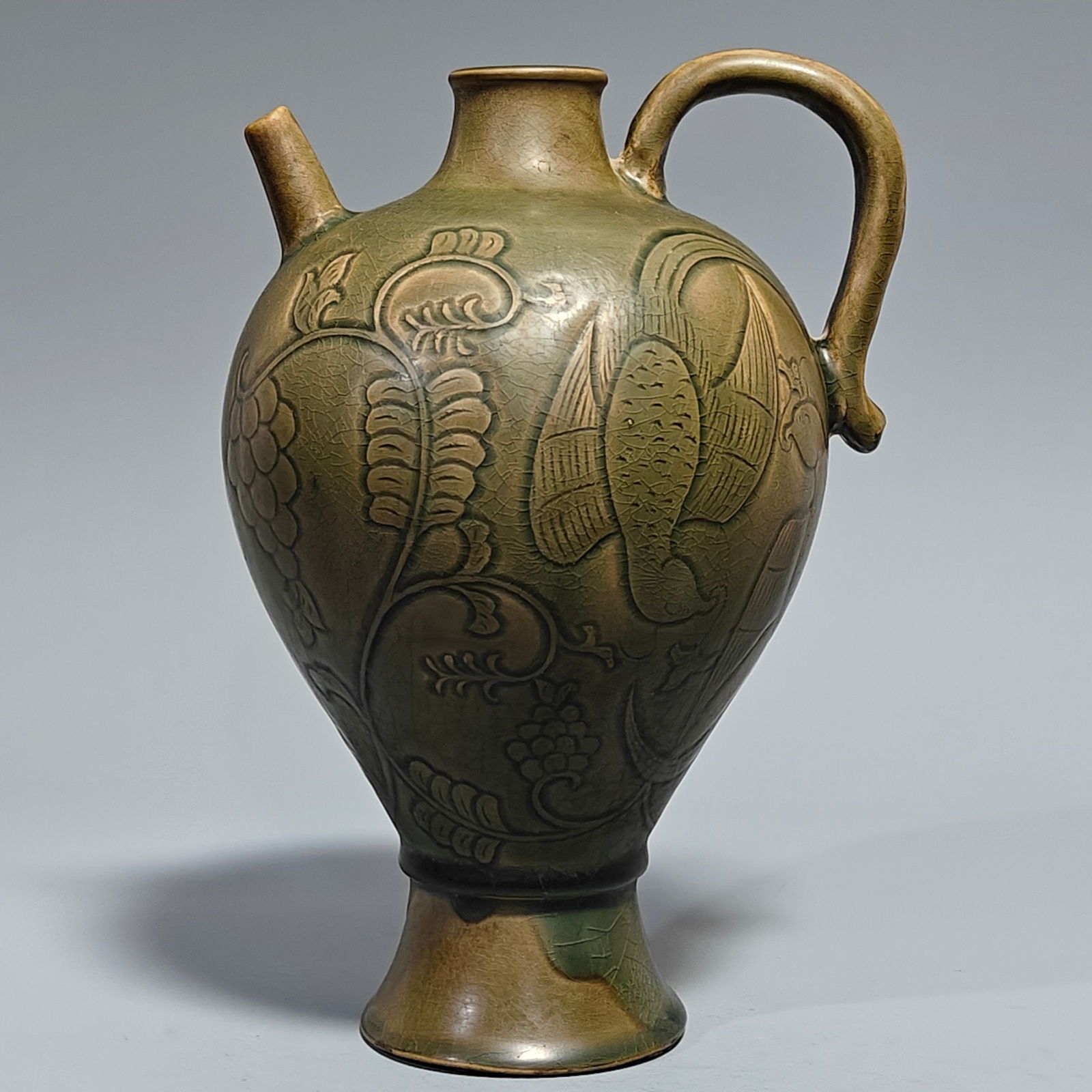 A Exquisite Yue yao Porcelain Ewer (1 of 9)