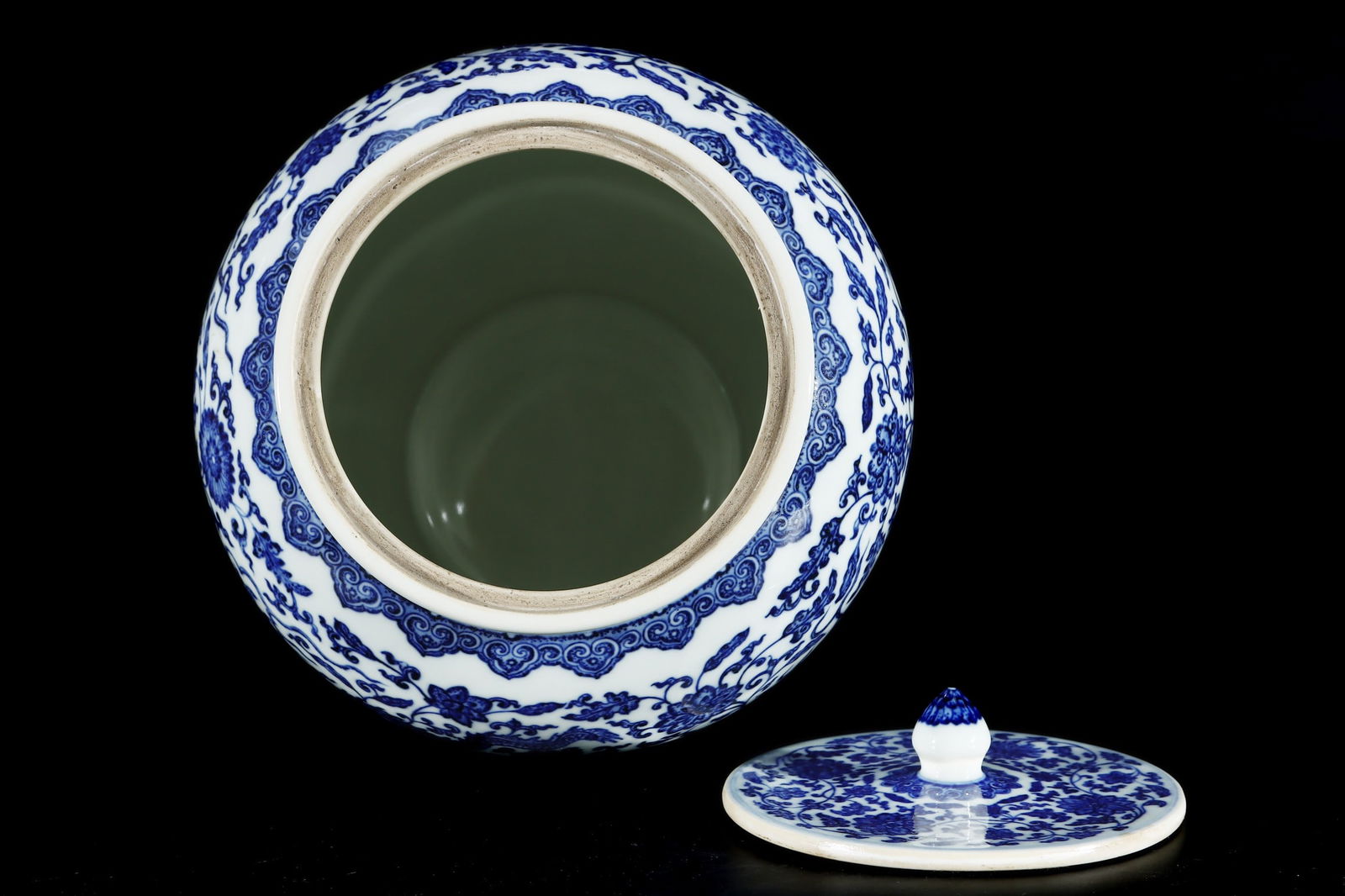 A Exquisite Blue and White Lotus Pattern Dragon Pattern Jar - 5