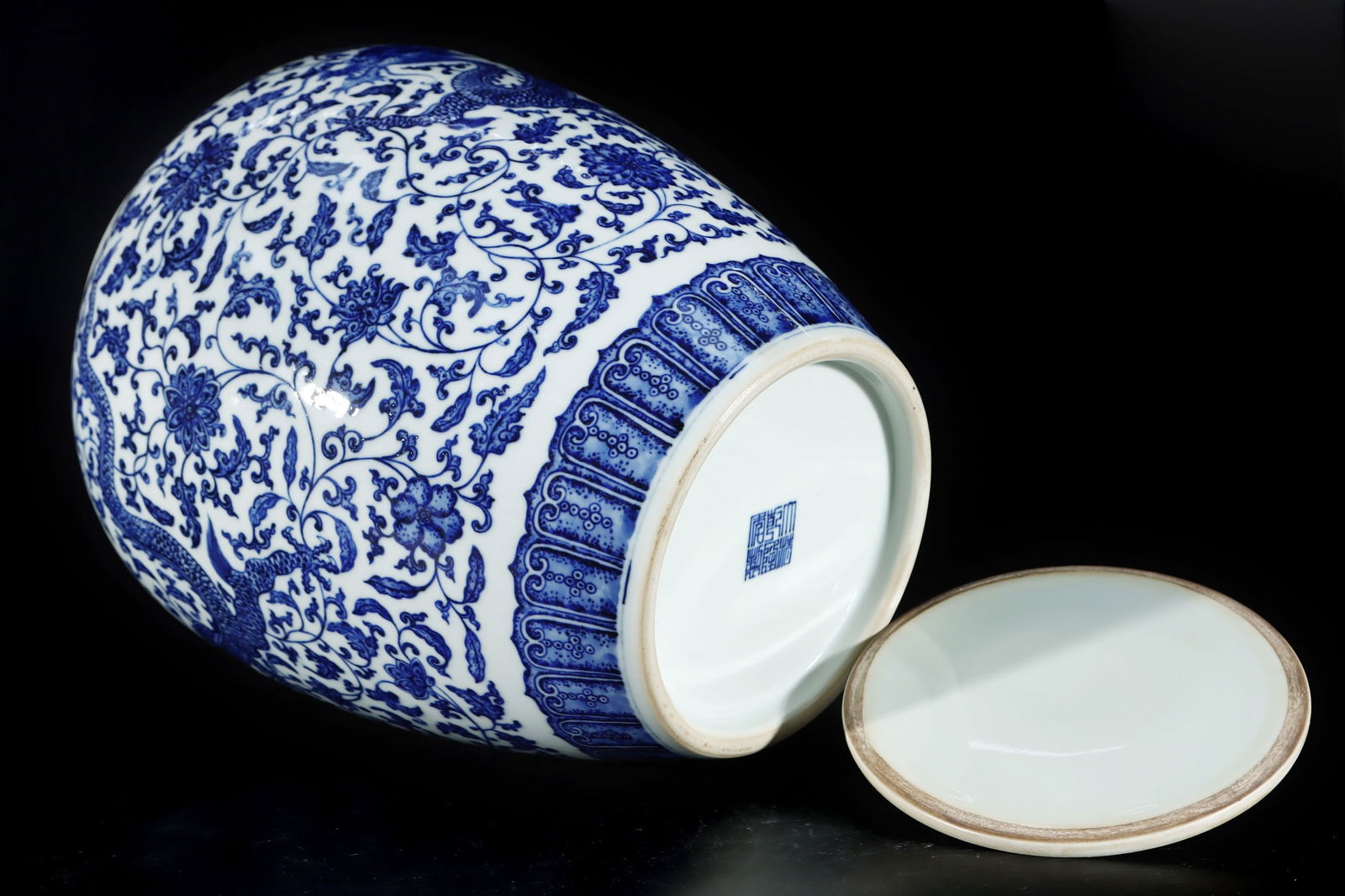 A Exquisite Blue and White Lotus Pattern Dragon Pattern Jar - 6