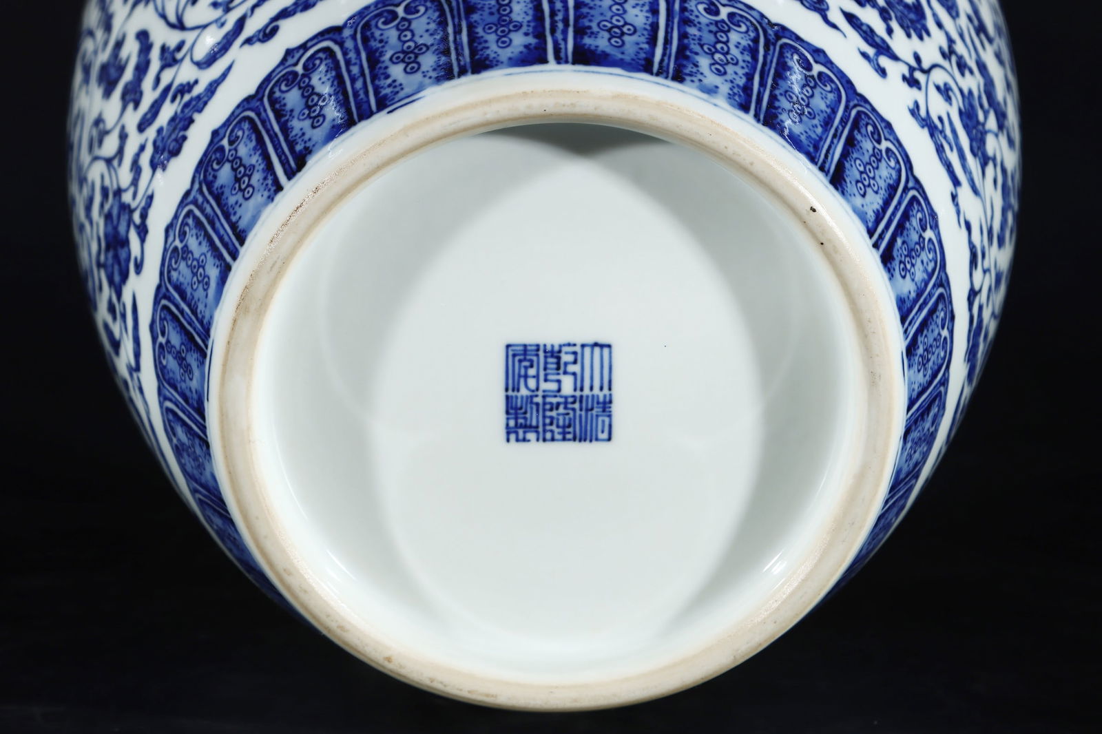 A Exquisite Blue and White Lotus Pattern Dragon Pattern Jar - 7