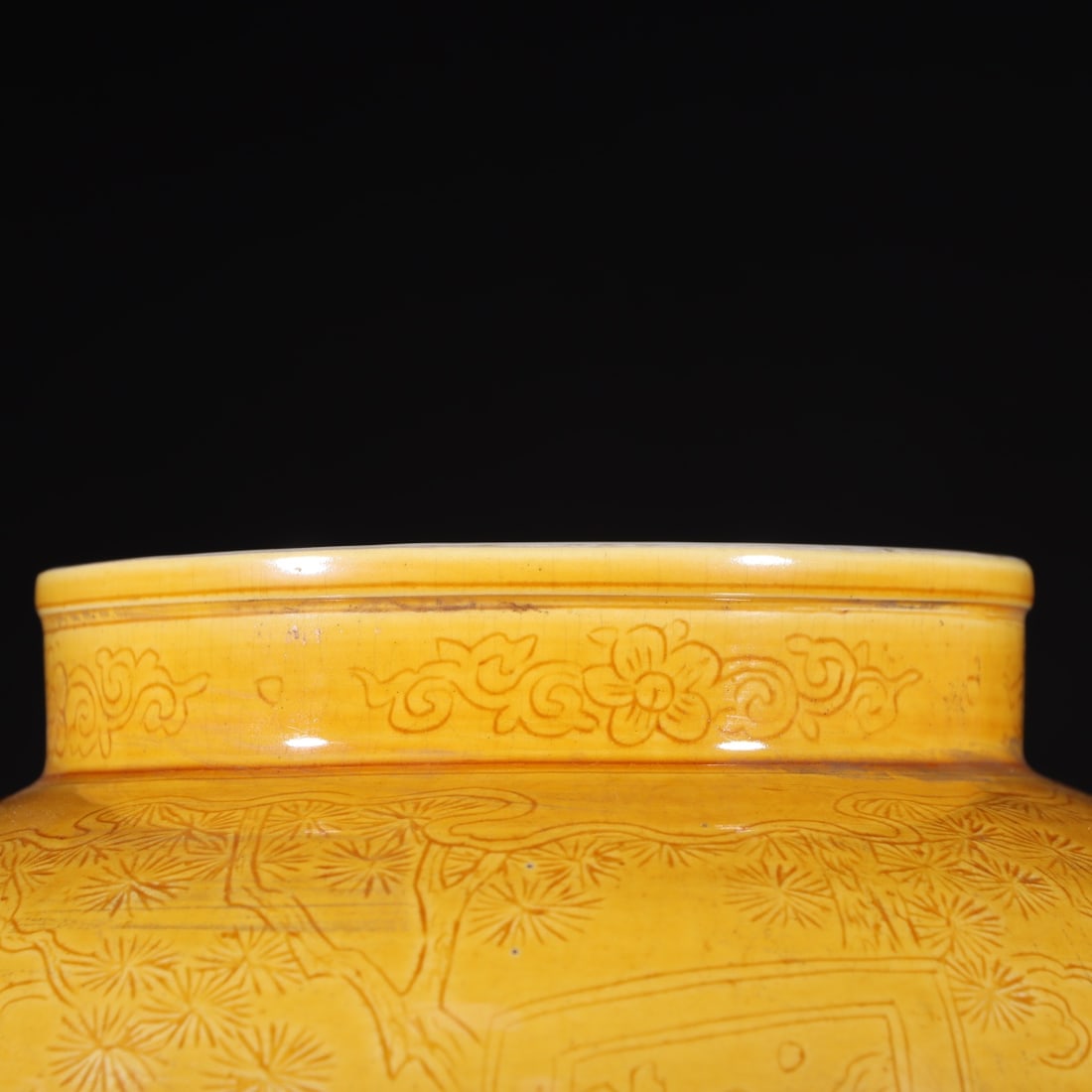 A Exquisite Yellow Glaze Figures Pattern Jar - 2