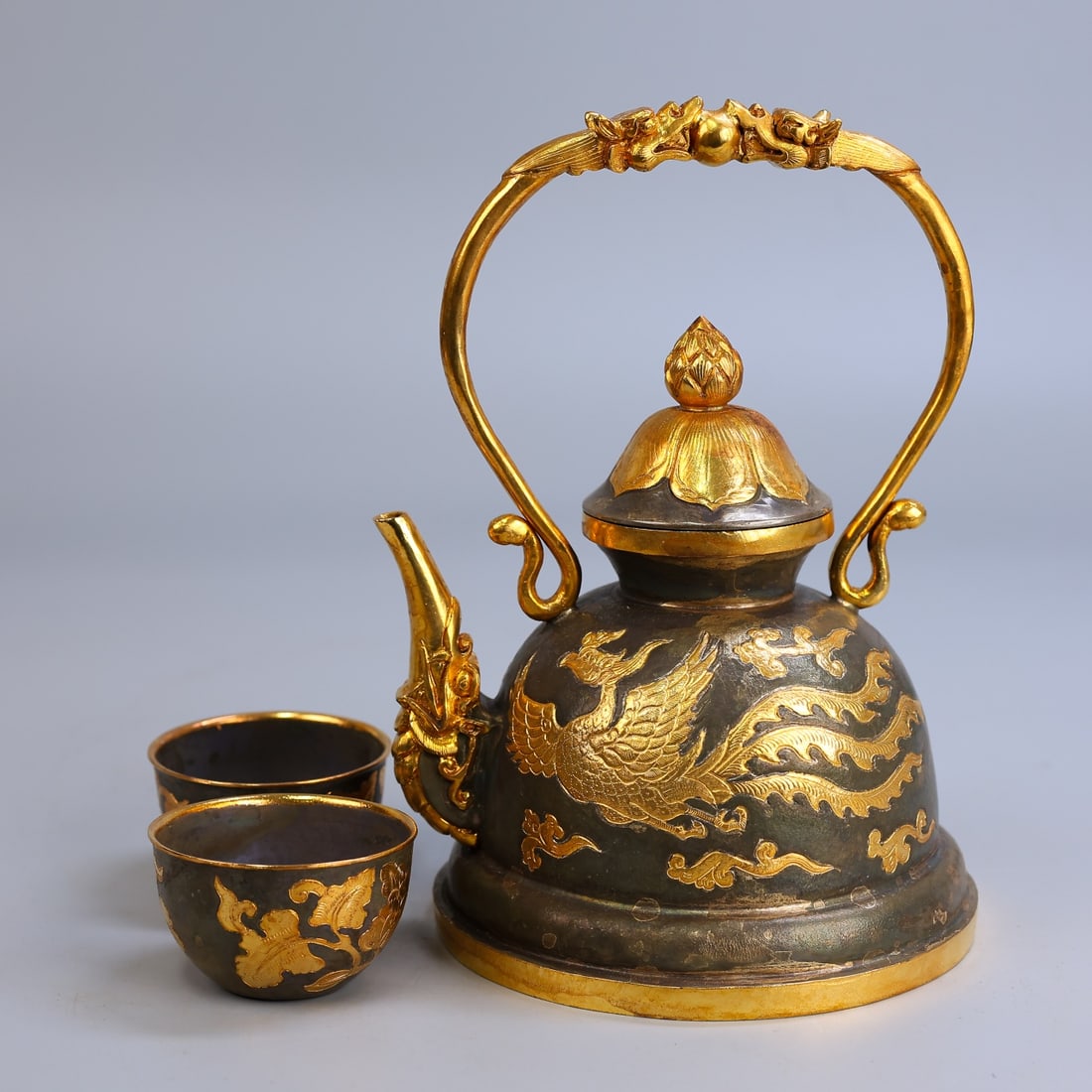 A Set of Exquisite Bronze Gilt Phoenix Pattern Ewer: A Set of Exquisite Bronze Gilt Phoenix Pattern Ewer,Qing Dynasty, China,Size:7.9inx5.5inx1.6inx2.4in,Weight:940g 一套铜鎏金凤纹壶,中国଀
