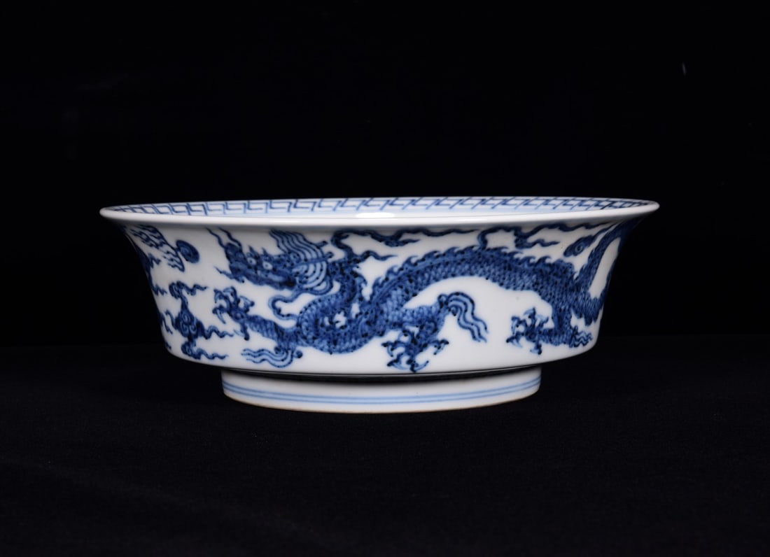A Rare Blue and White Dragon Pattern Bowl: A Rare Blue and White Dragon Pattern Bowl,Ming Dynasty, China,Xuande Six-character Mark,Size:2.8inx8.3in 青花龙纹碗,中国明代,宣德Ð