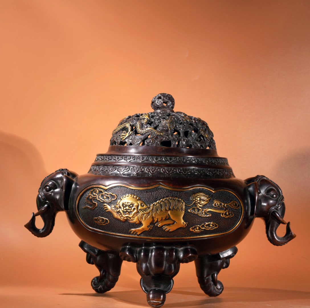 A Exquisite Gilt Bronze Elephant-Ears Censer: A Exquisite Gilt Bronze Elephant-Ears Censer,Ming Dynasty, China,Xuande Six-character Mark,Size:10.2inx6.6in,Weight:10195g 