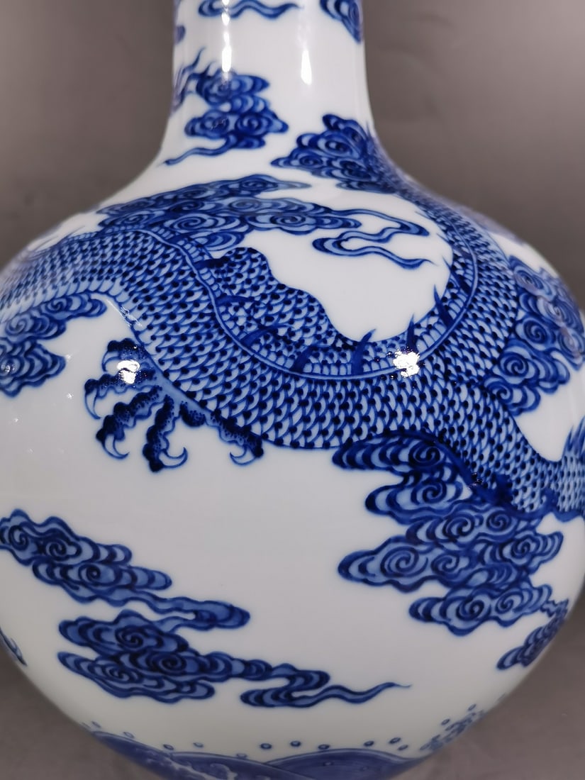 A Exquisite Blue and White Dragon Pattern Vase - 5
