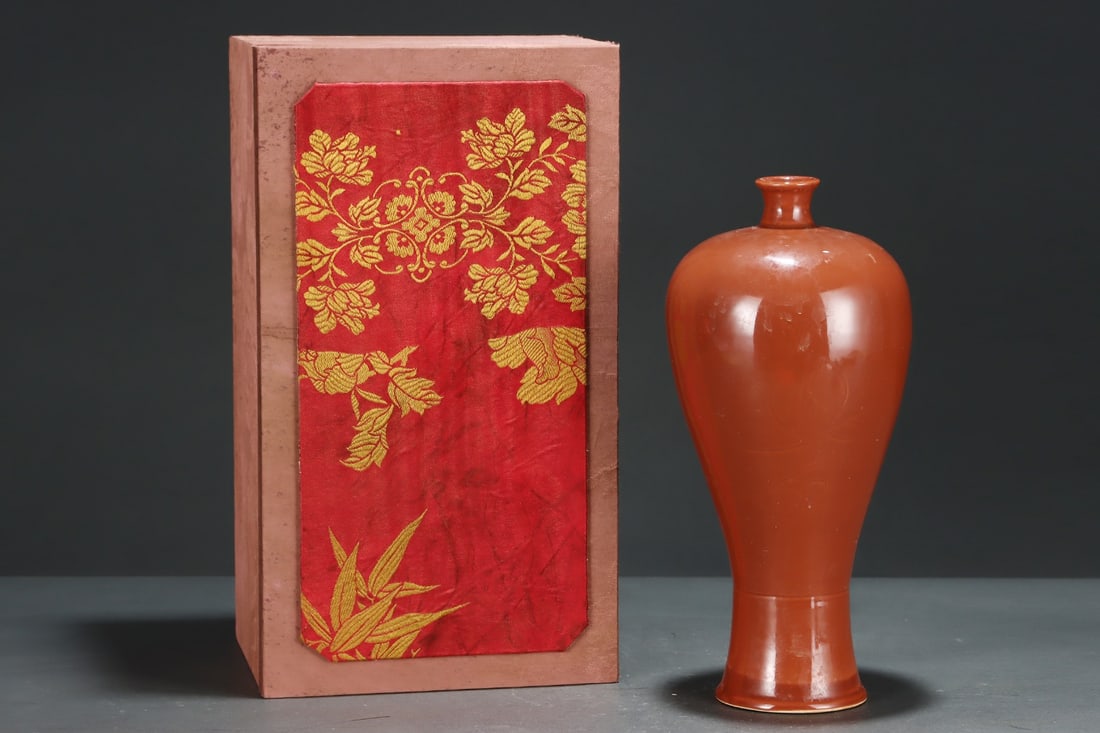 A Exquisite Guan yao Carved Flower Vase: A Exquisite Guan yao Carved Flower Vase,Song Dynasty, China,With Mark,Size:5.4inx11.5in 官窑刻花瓶,中国宋代,带款