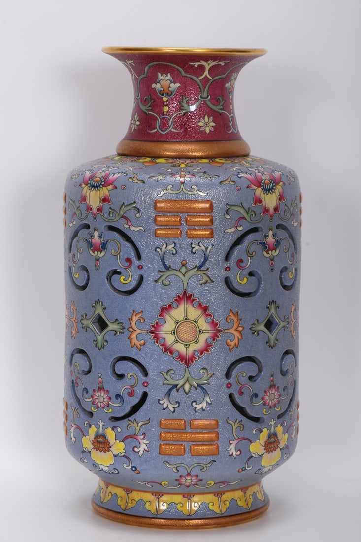 A Exquisite Ruby Red on Rouge-Pink Ground Interlocking Lotus-Pattern Vase (1 of 8)