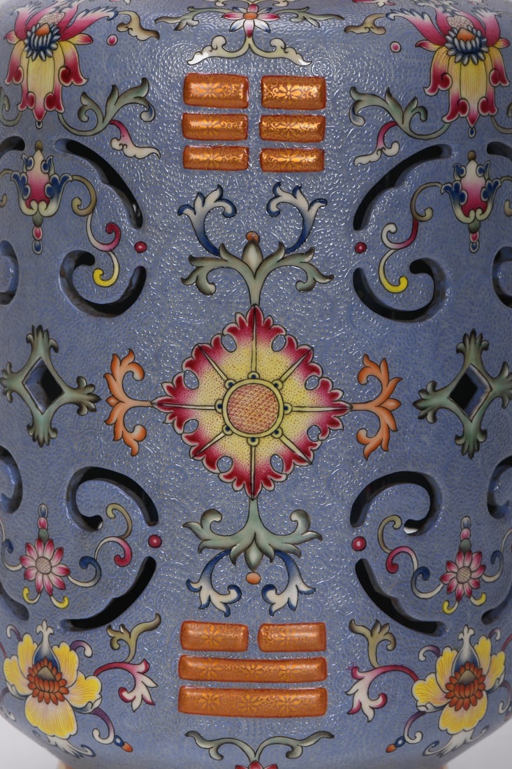 A Exquisite Ruby Red on Rouge-Pink Ground Interlocking Lotus-Pattern Vase - 3