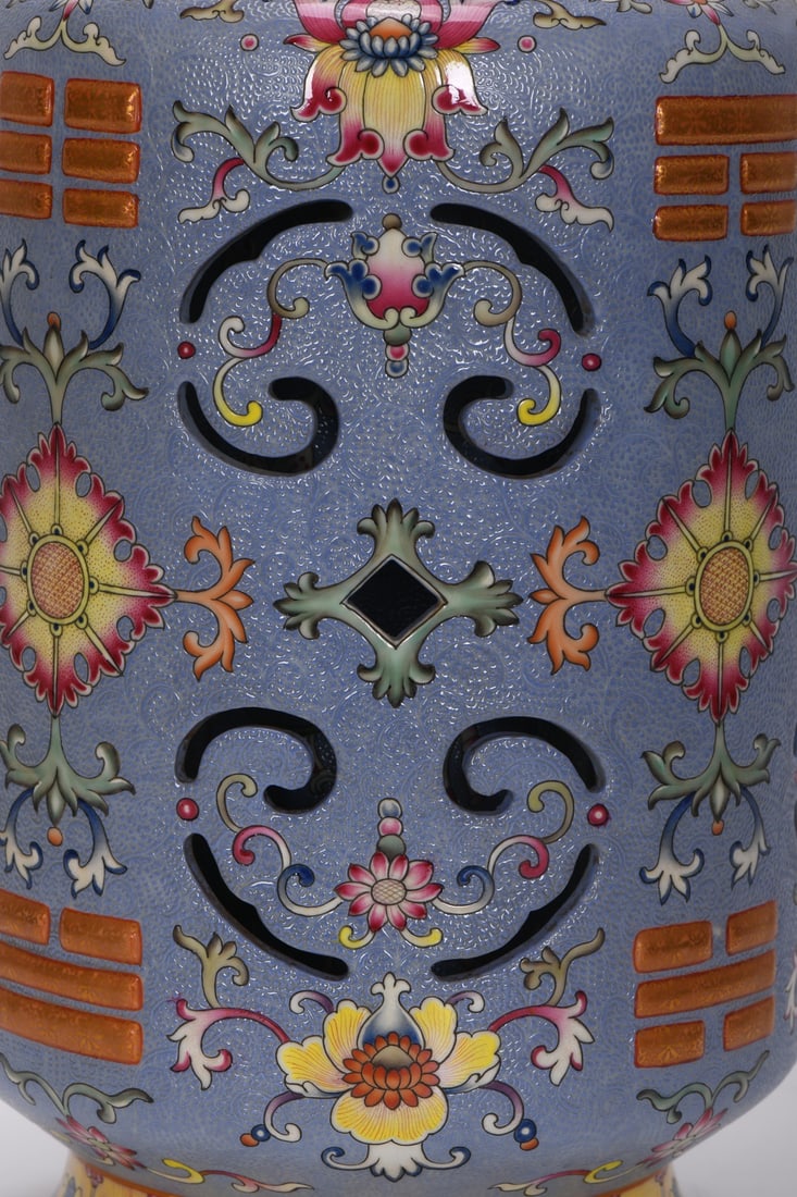 A Exquisite Ruby Red on Rouge-Pink Ground Interlocking Lotus-Pattern Vase - 4