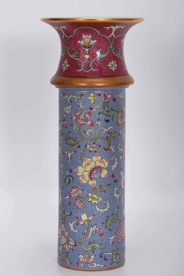 A Exquisite Ruby Red on Rouge-Pink Ground Interlocking Lotus-Pattern Vase - 6