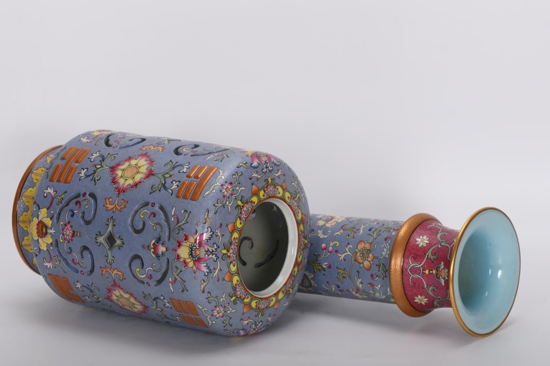 A Exquisite Ruby Red on Rouge-Pink Ground Interlocking Lotus-Pattern Vase - 7