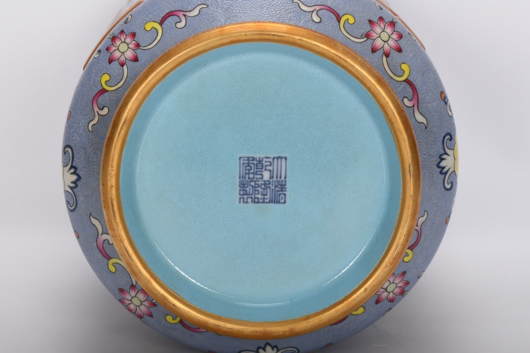 A Exquisite Ruby Red on Rouge-Pink Ground Interlocking Lotus-Pattern Vase - 8