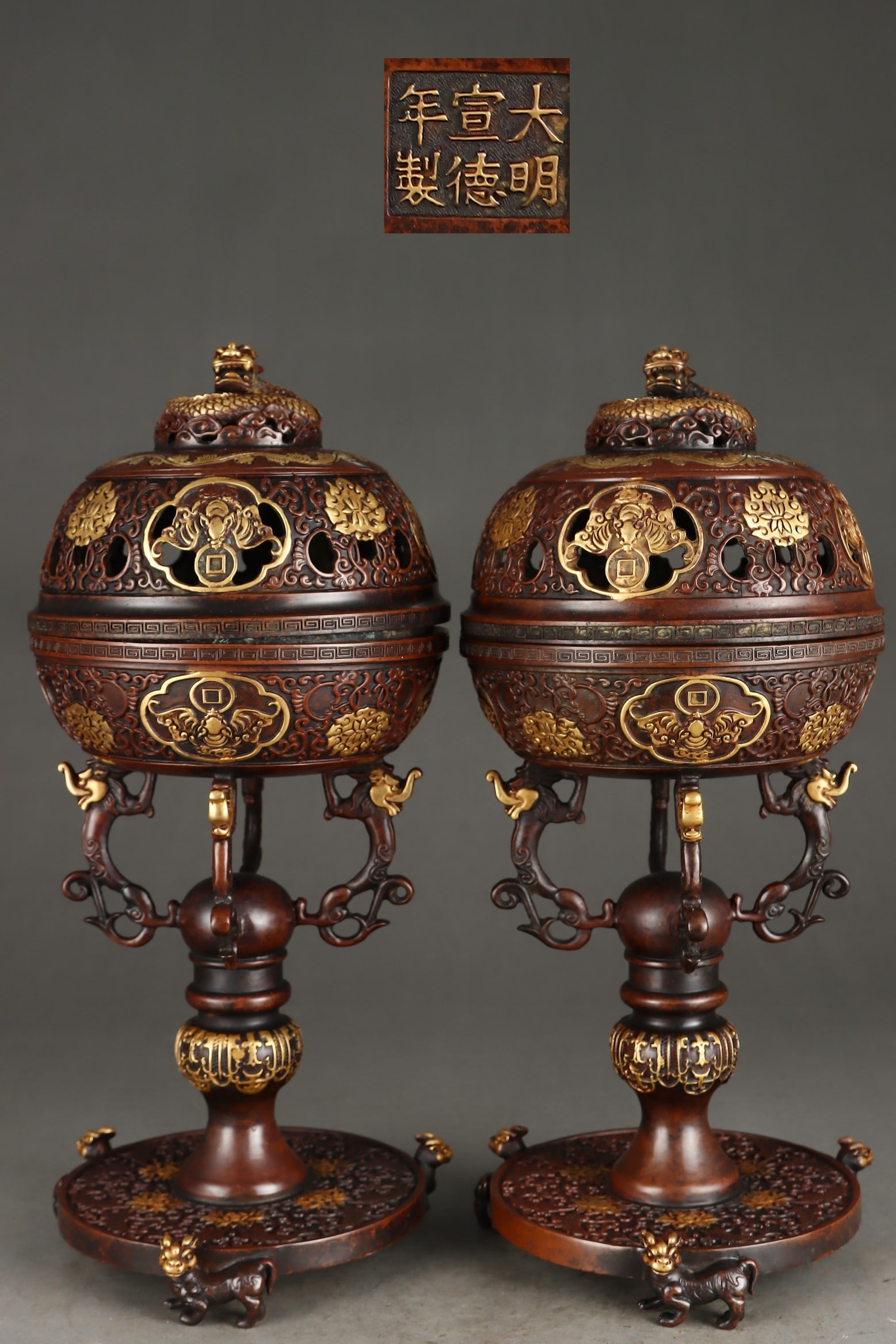A pair of Exquisite Gilt Bronze Hat Stand: A pair of Exquisite Gilt Bronze Hat Stand,Ming Dynasty, China,Xuande Six-character Mark,Size:13.6inx6.1in,Weight:10450g 