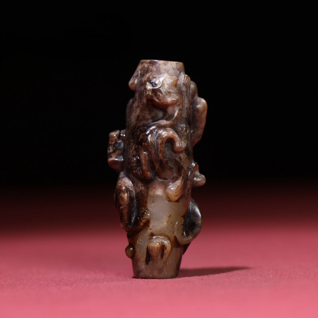 A Exquisite Hetian Jade Dragon Handheld Ornament: A Exquisite Hetian Jade Dragon Handheld Ornament,Han Dynasty, China,Size:2.2inx1inx1in,Weight:40g 和田玉龙手把件,中国汉代