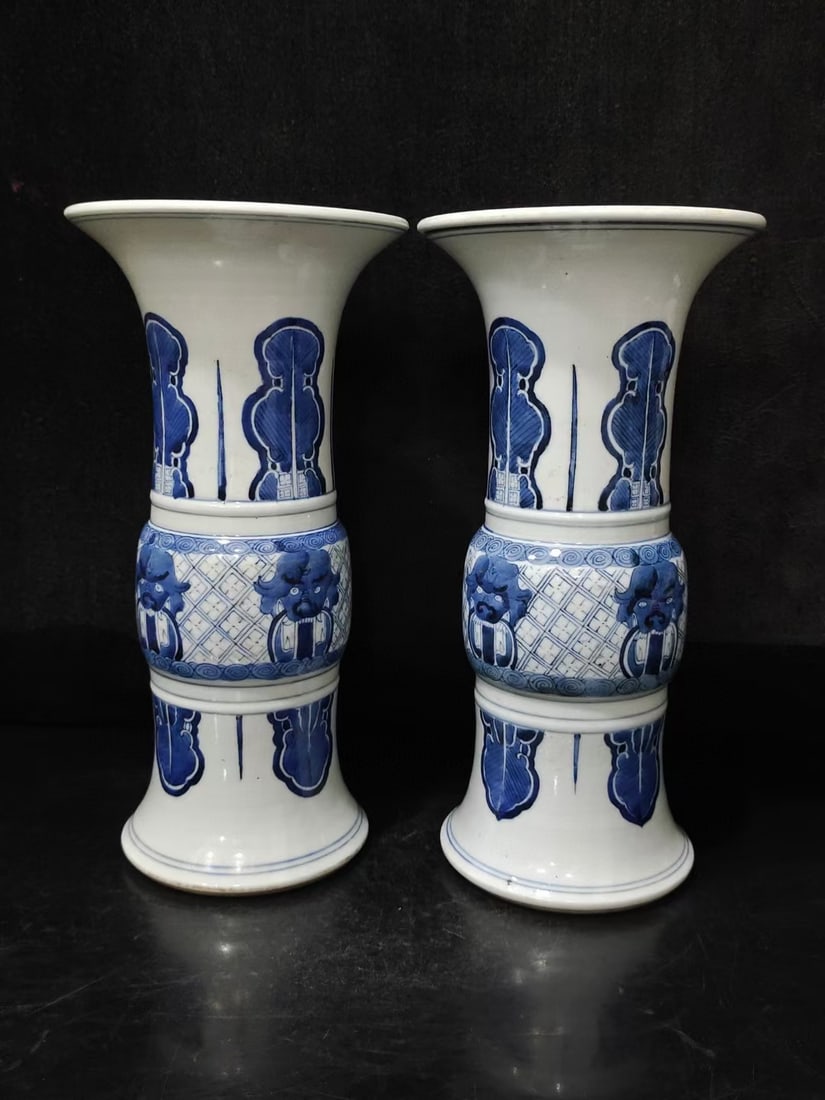 A pair of Exquisite Blue and White Beast-Face Pattern Vase: A pair of Exquisite Blue and White Beast-Face Pattern Vase,Qing Dynasty, China,Size:11.8in 