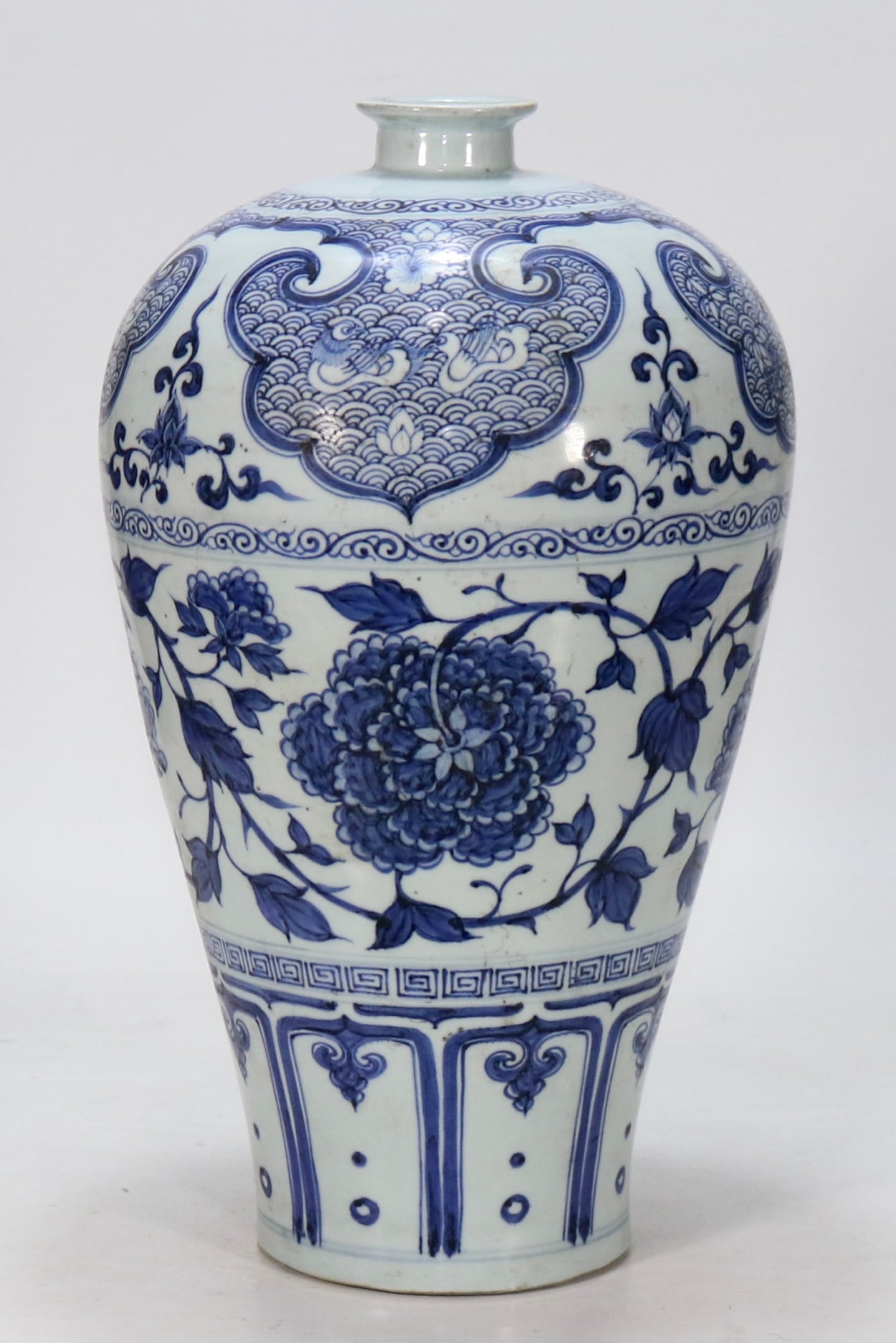 A Exquisite Blue and White Lotus Flower Pattern Vase: A Exquisite Blue and White Lotus Flower Pattern Vase,Yuan Dynasty, China,Size:15.8in 青花缠枝莲花卉纹瓶,中国元代