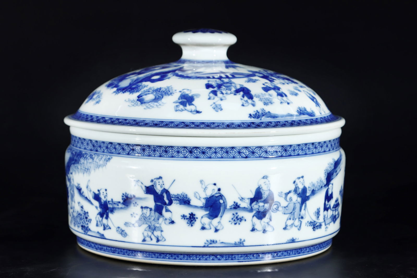 A Exquisite Blue and White Figures Pattern Box (1 of 8)