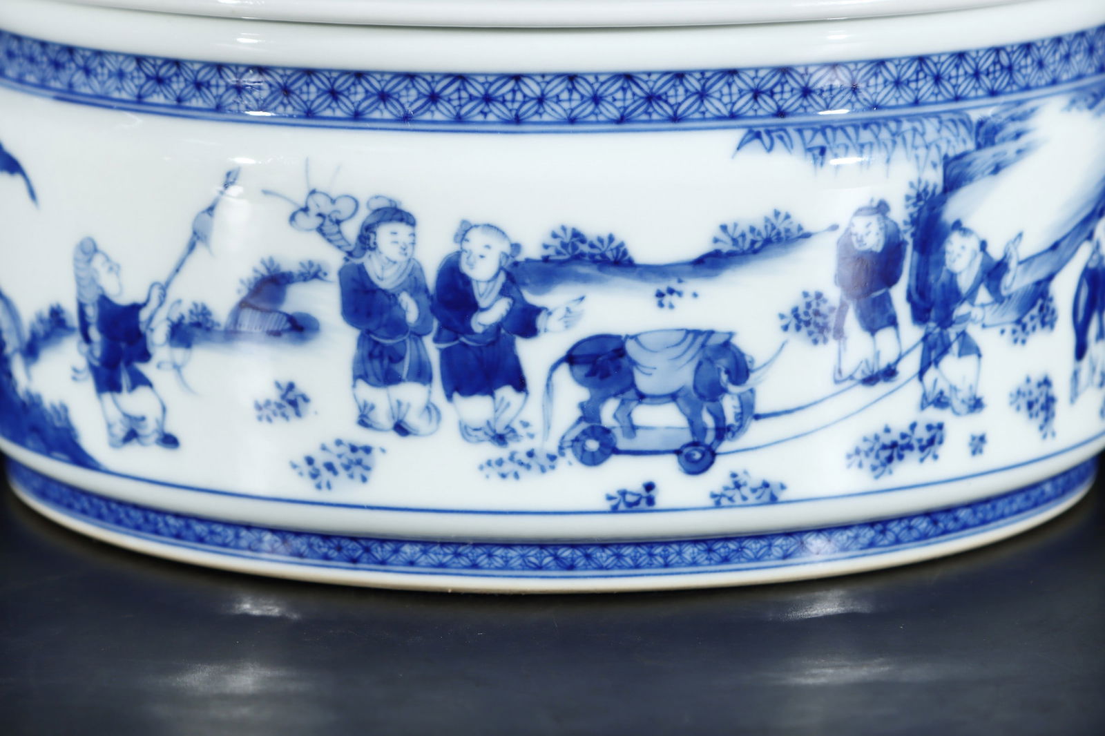 A Exquisite Blue and White Figures Pattern Box - 2